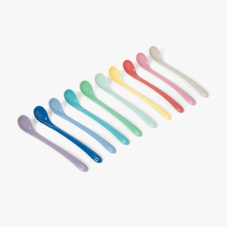 Sett med 10 små fargerike skjeer med ovale skåler og smale håndtak i ulike pastellfarger.