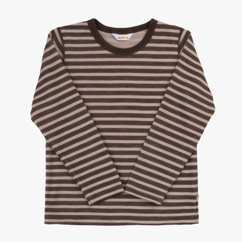 Brettet langermet barnegenser med brune og lys beige horisontale striper og rund hals.