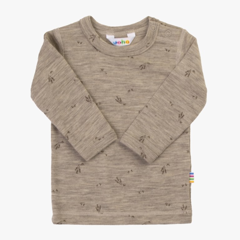 Beige melert babygenser med lange ermer, mørke mønstre og trykknapper på skulderen, forfra.