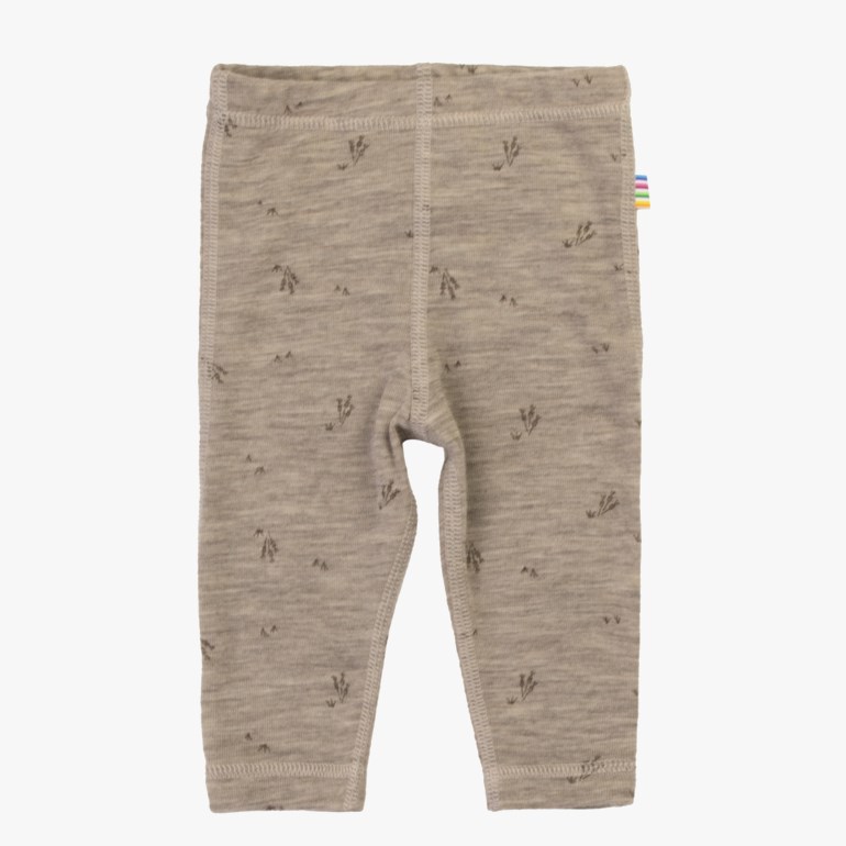 Frontvisning av baby lysebeige ribbestrikkede leggings med subtilt mørkt plantemønster og regnbueflik.