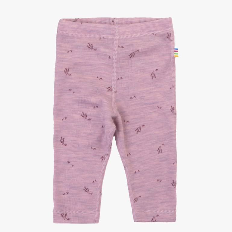 Frontvisning av lilla mønstrede merinoullsleggings for baby med en liten regnbuefarget merkelapp.