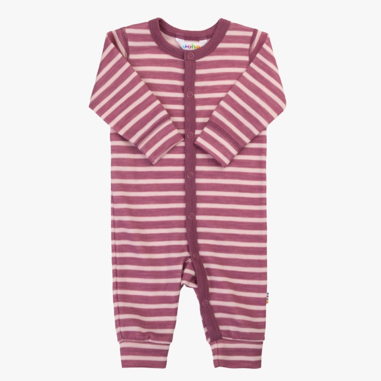 Frontbilde av en baby heldress med lange ermer, lilla og hvite striper og trykknapper i front.