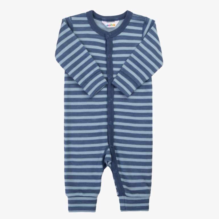 Frontbilde av en baby langermet sparkedress med horisontale blå striper og trykknapper.