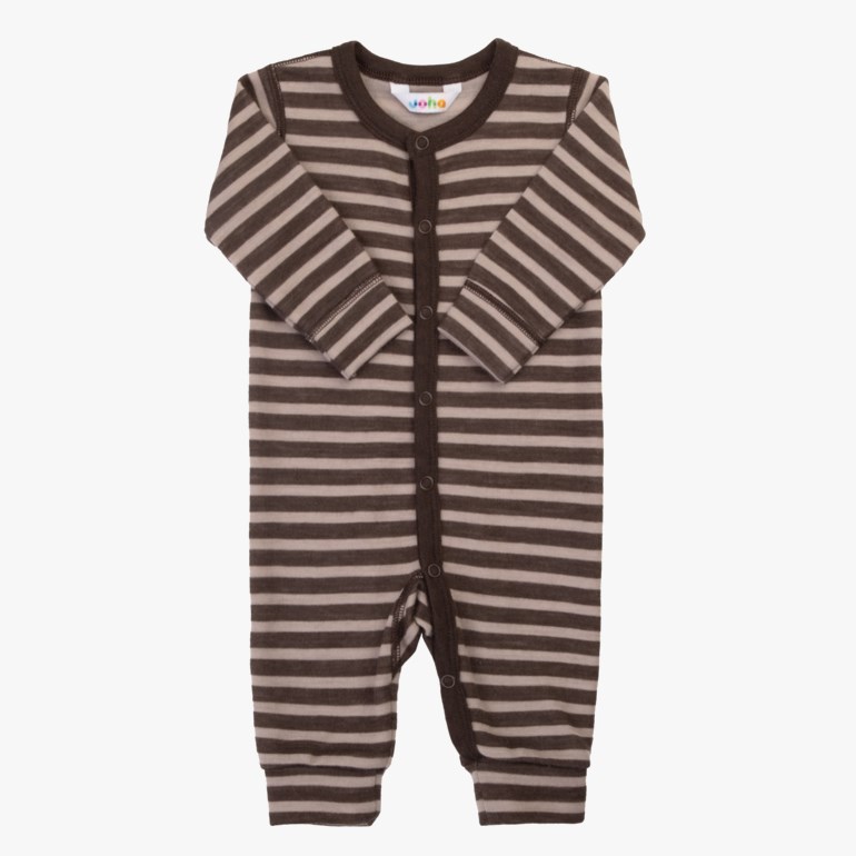 Frontbilde av en brun- og beigestripet baby sparkedress med lange ermer og trykknapper i front.