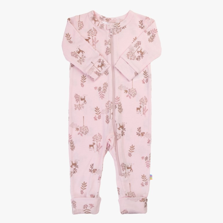 Rosa baby sparkedress med brunt hjort- og botanisk mønster, med glidelås foran.