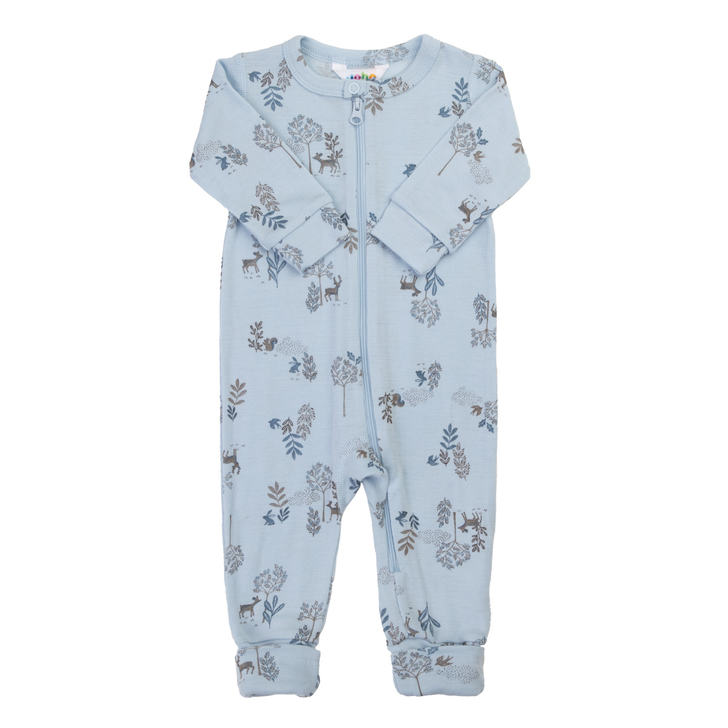 Lys blå baby sparkedress med rådyr- og tretrykk, lange ermer og hel glidelås foran.