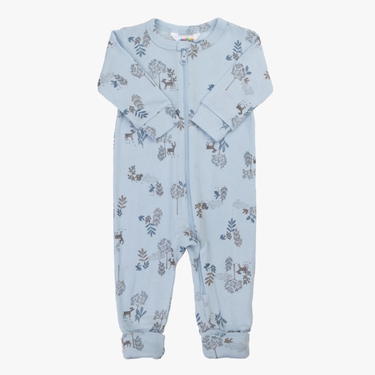 Lys blå baby sparkedress med rådyr- og tretrykk, lange ermer og hel glidelås foran.