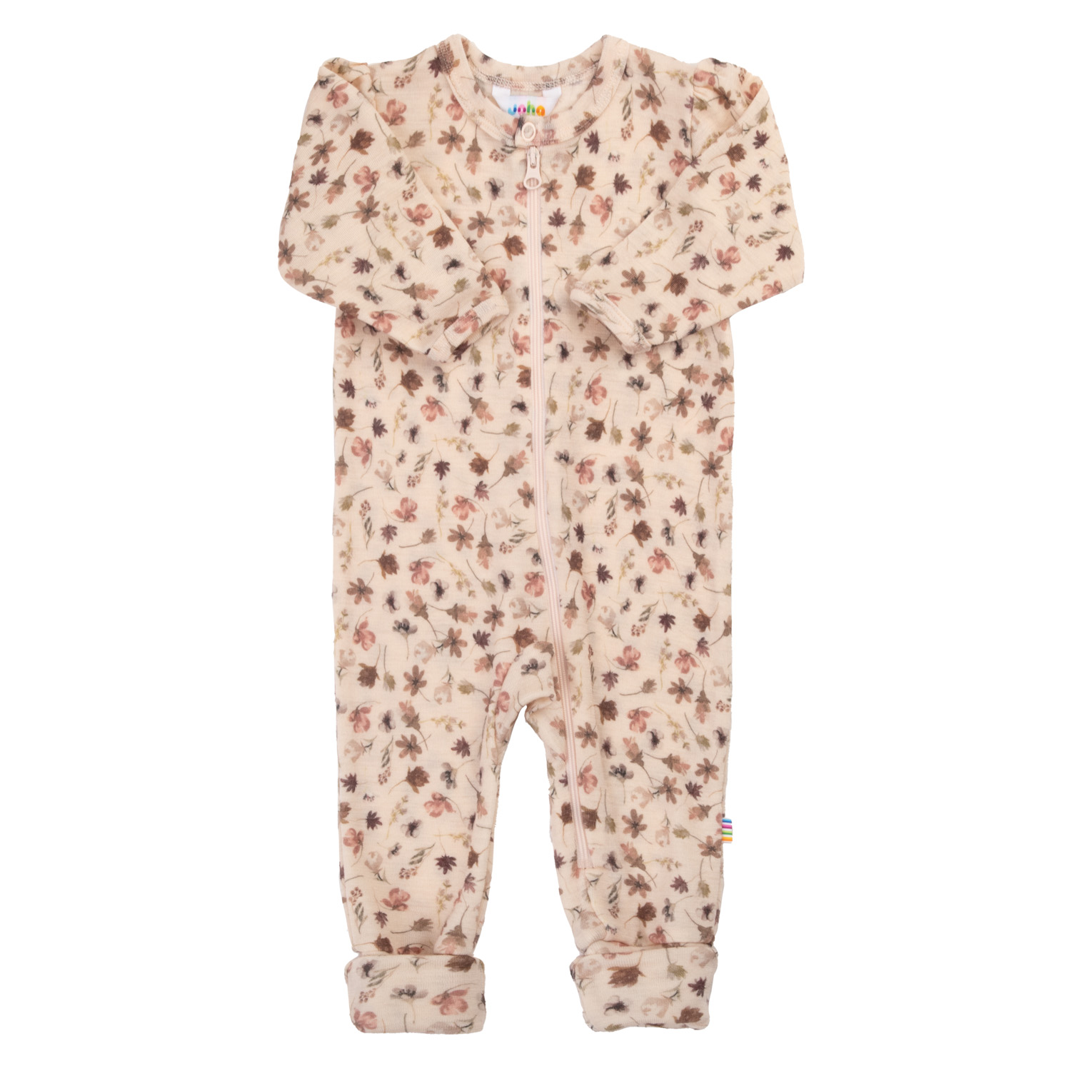 Forfra: Lys beige, blomstermønstret babyoverall med rysjeermer, glidelås og oppbrettede mansjetter ved anklene.