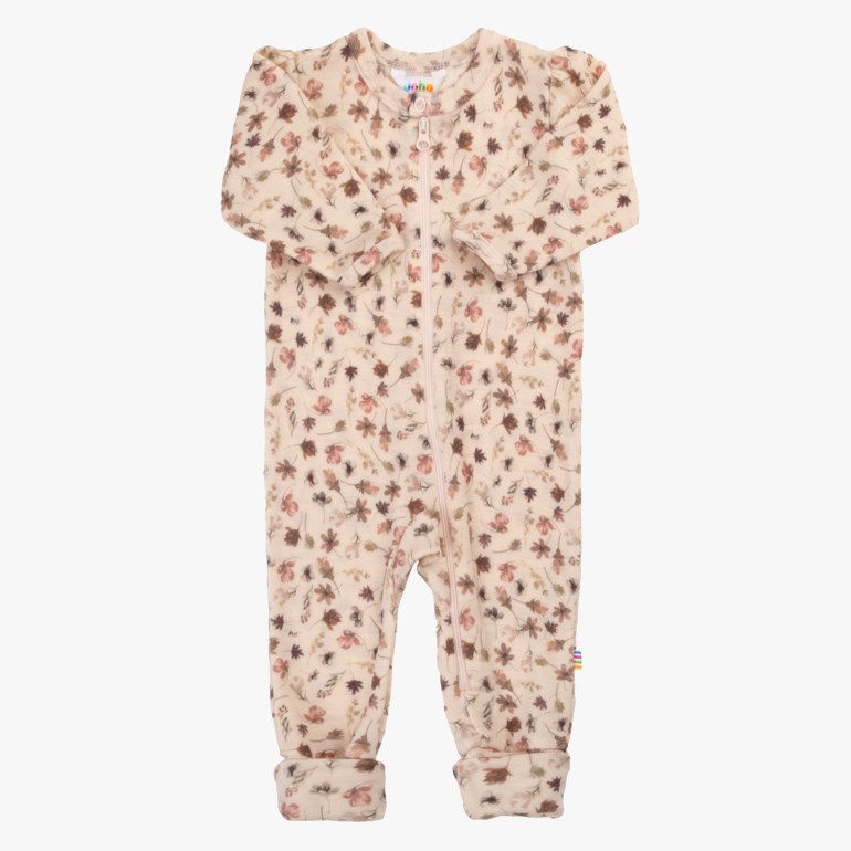 Forfra: Lys beige, blomstermønstret babyoverall med rysjeermer, glidelås og oppbrettede mansjetter ved anklene.