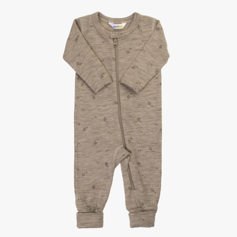 Babys lysebrune strikkede sparkedress med hel glidelås foran og subtilt mørkt plantemønster, forfra.