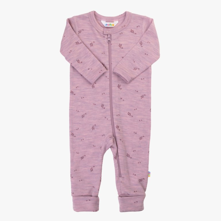 Front, en lilla mønstret langermet baby sparkedress med glidelås foran.