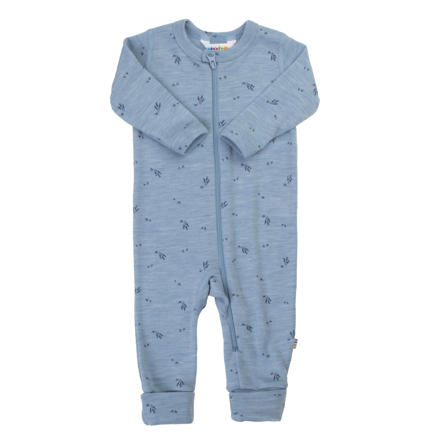 Lyseblå baby sparkedress med små mørke mønstre, lange ermer og hel glidelås foran.