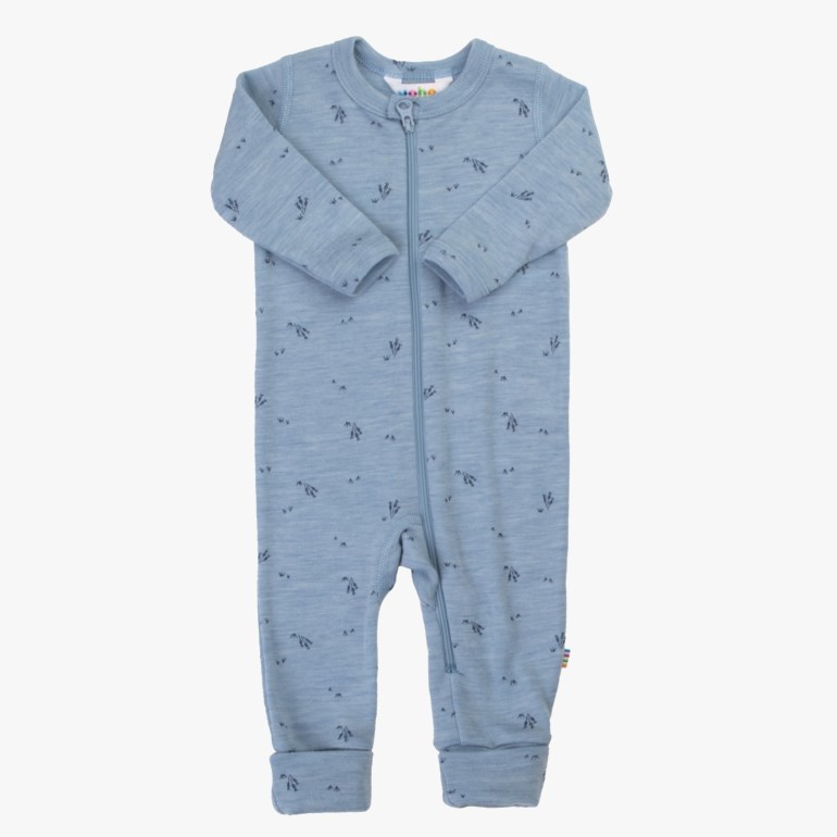 Lyseblå baby sparkedress med små mørke mønstre, lange ermer og hel glidelås foran.