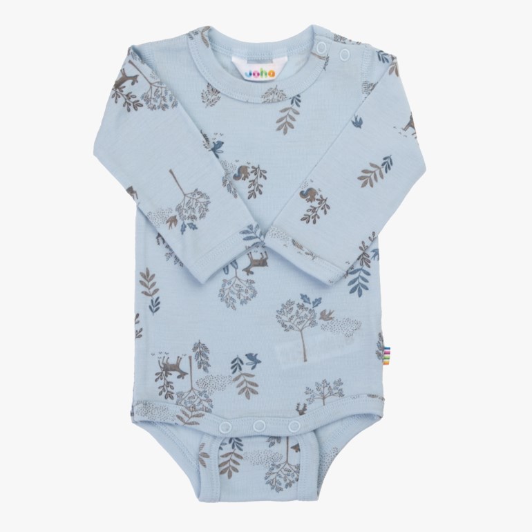 Lyseblå langermet babybody med skogsdyr- og tre-mønster, forfra.