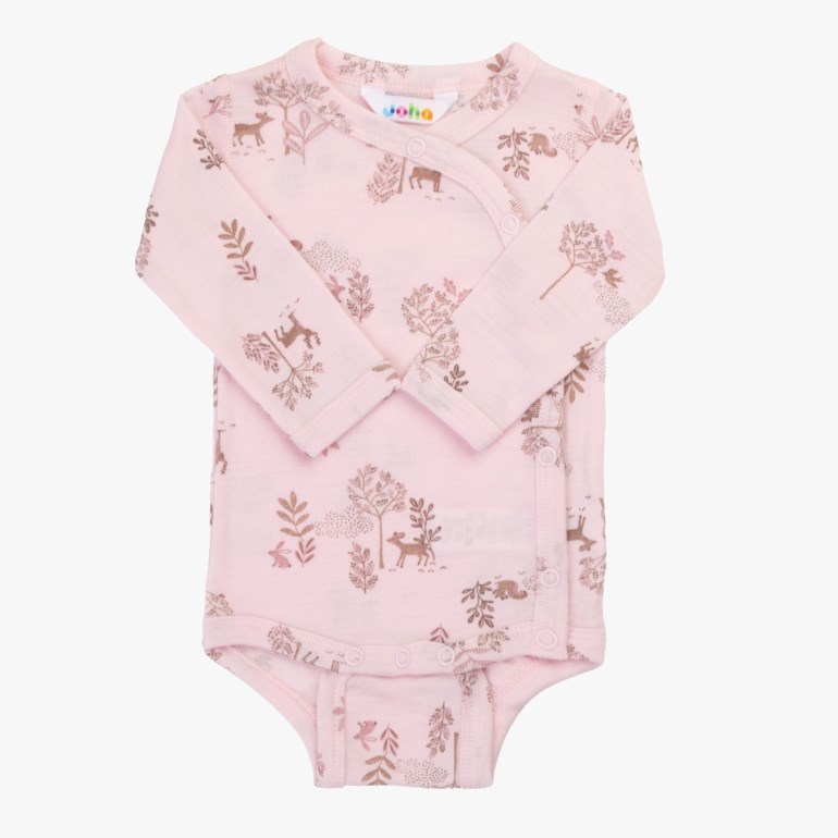 Rosa babybody med lange ermer, omslagsstil, skogsdyr- og tretrykk, festet med trykknapper.