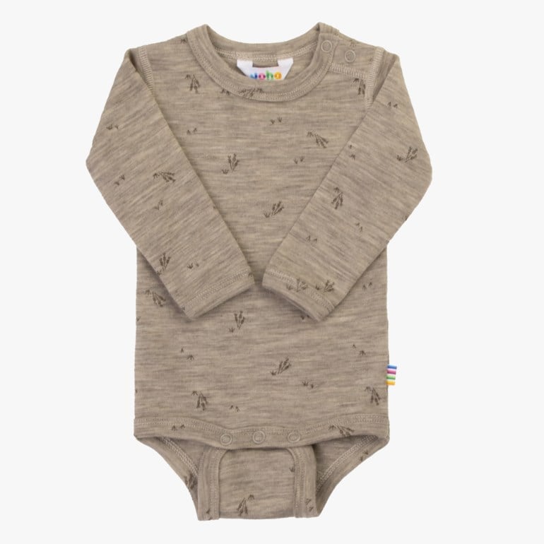 Lys brun babybody med lange ermer, trykknapper på skulderen og i skrittet, og plantemønster.