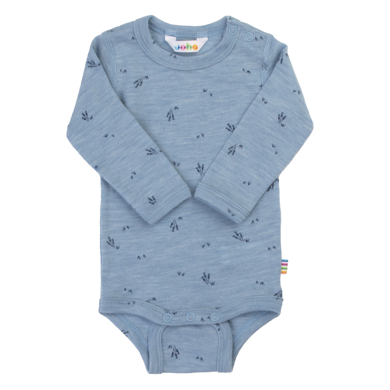En lyseblå langermet babybody med spredt mørkt naturmønster og trykknapper.