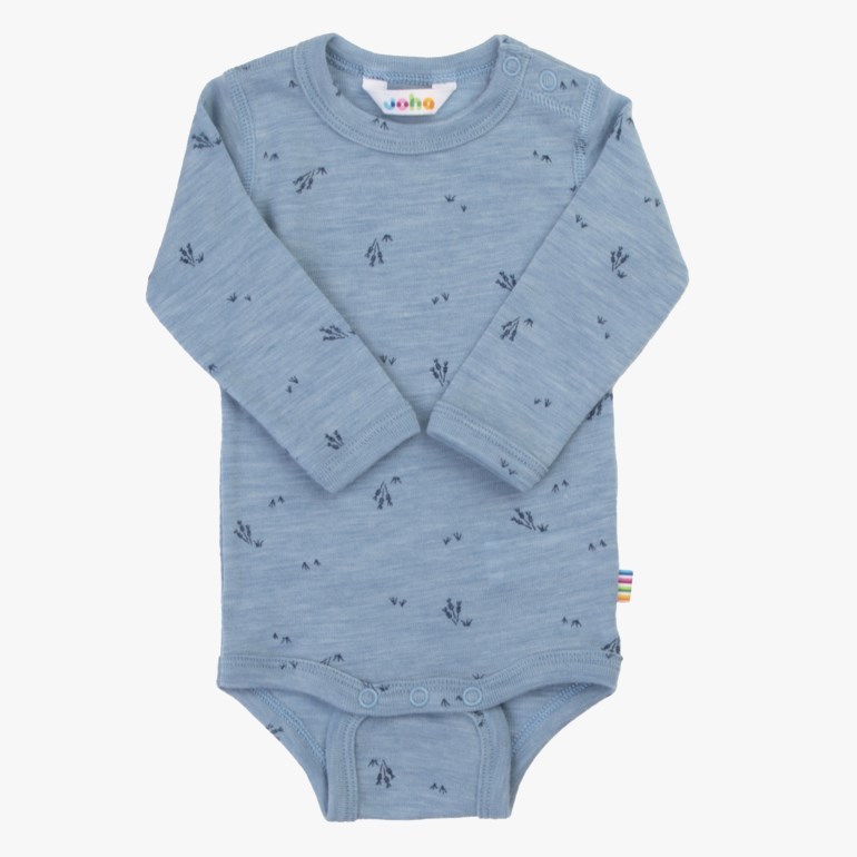 En lyseblå langermet babybody med spredt mørkt naturmønster og trykknapper.