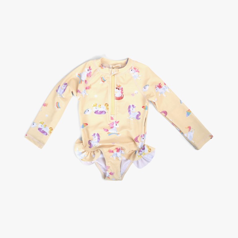 Babys gul langermet enhjørning badedrakt med glidelås foran og volangdetaljer, forfra.
