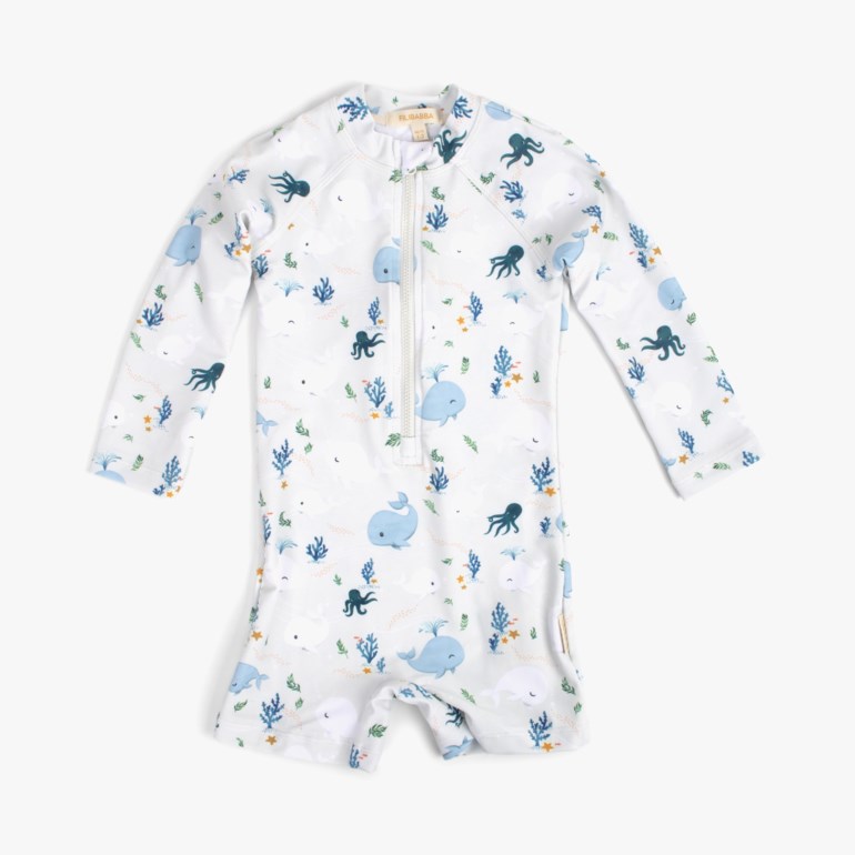 Babyens langermede heldekkende glidelås uv-drakt med hvitt havtema hval- og blekksprutmønster.