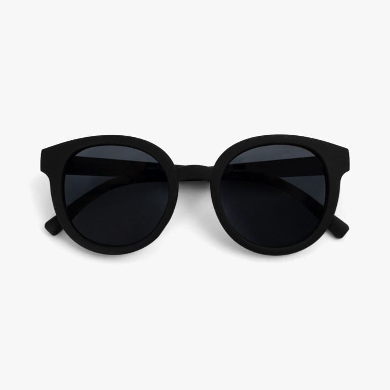 Svarte matte runde solbriller med mørke glass, forfra.