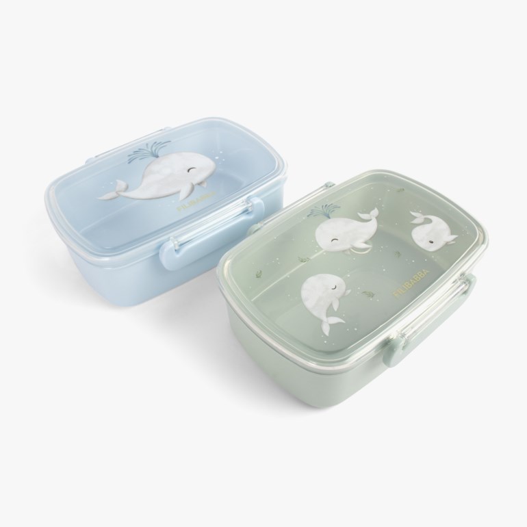 To rektangulære matbokser for barn, én lyseblå med en hval, én lysegrønn med tre hvaler.