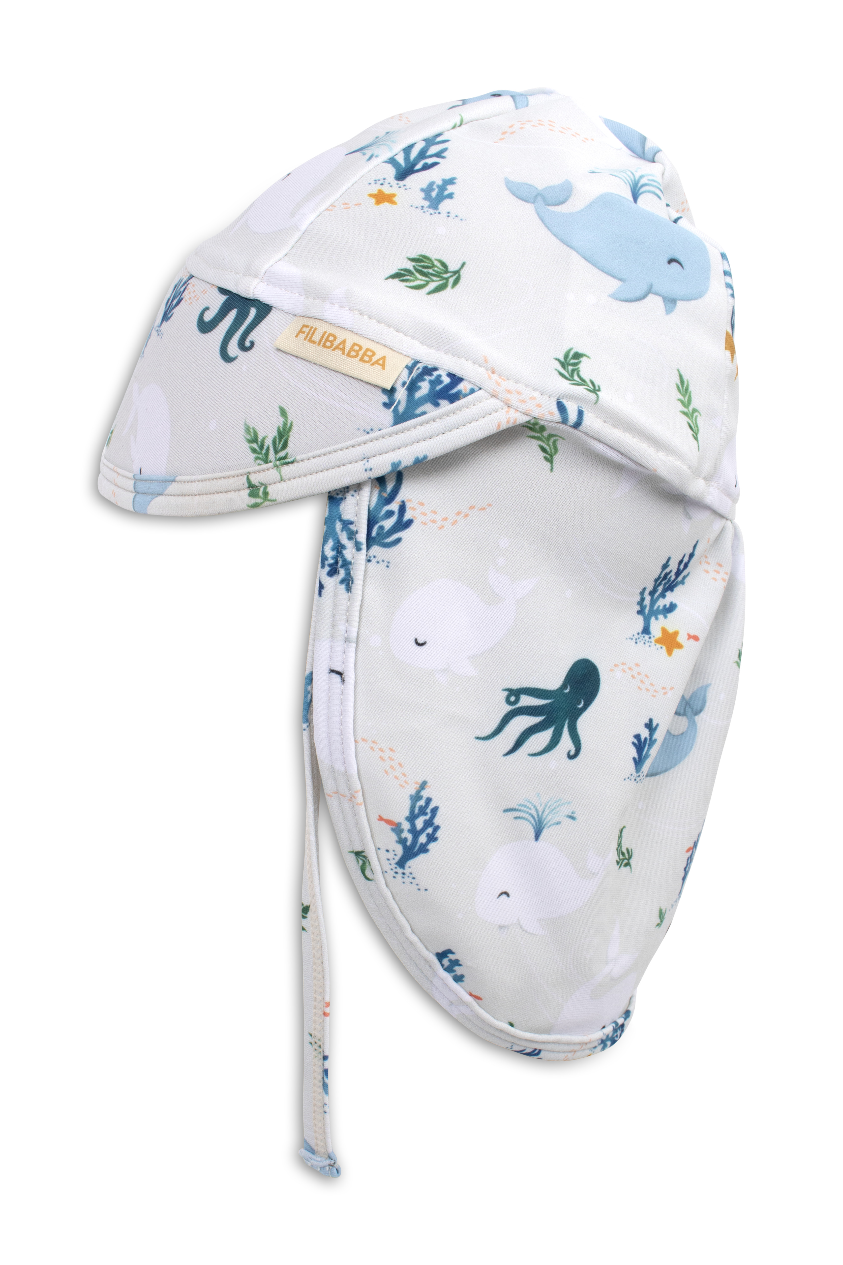 Baby solhatt med havdyrmønster, inkludert hvaler, blekksprut og koraller, med brem og nakkeklaff.