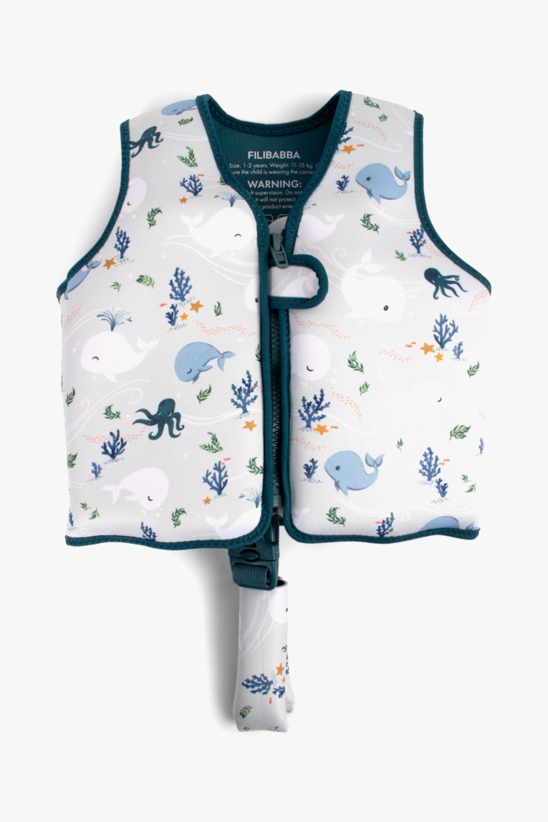 Barnes lys grå svømmevest med havdyrmønster, mørk turkis kant, glidelås foran og justerbar skrittrem.