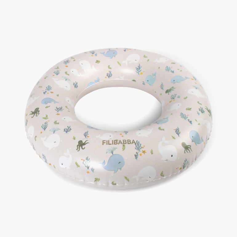 Lys beige badering med blå og hvite hvaler, grønne sjøgress og oransje sjøstjerner.