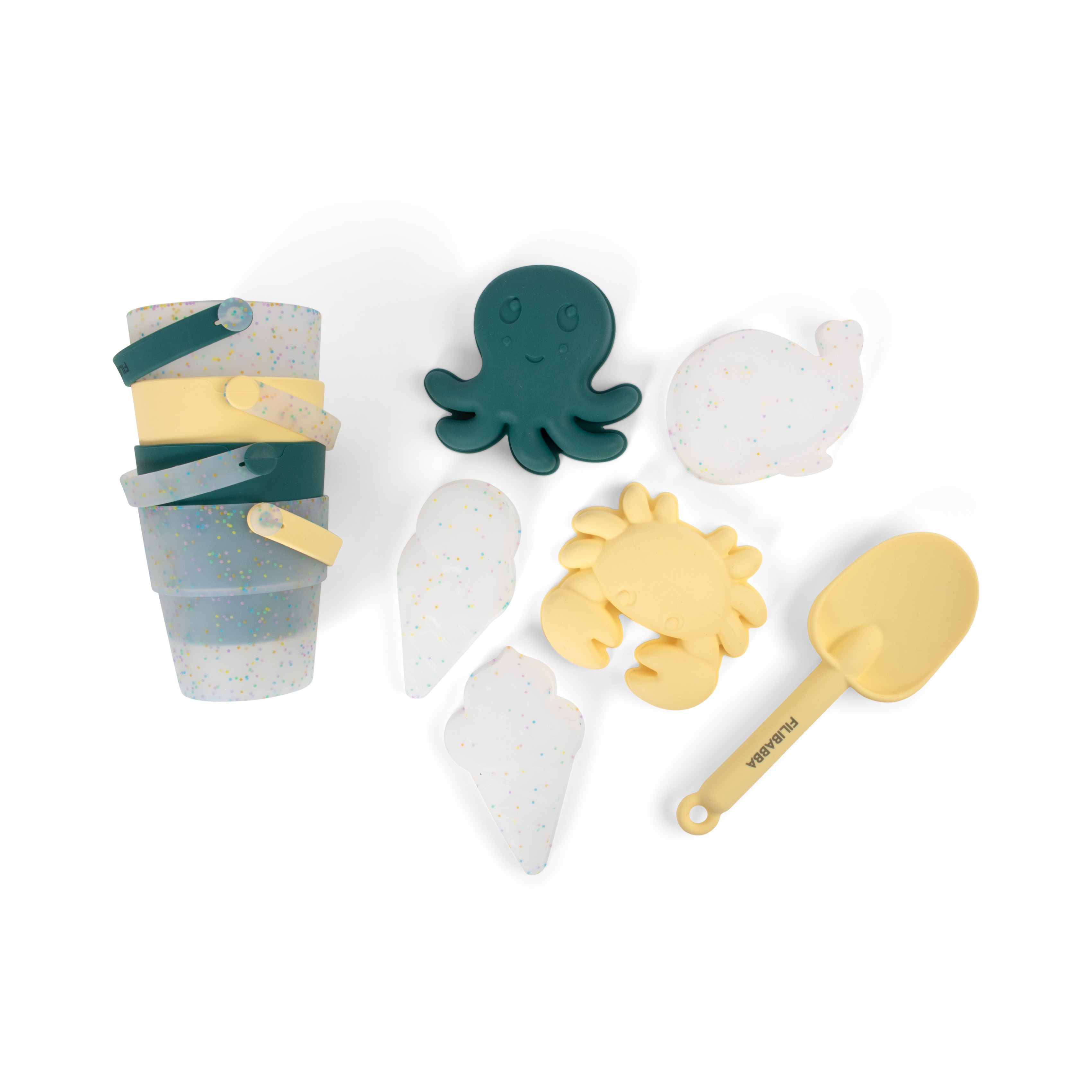 Fire spraglete strandbøtter, grønn blekksprut, gul krabbe, hvit skilpadde, to isformer og en gul spade.