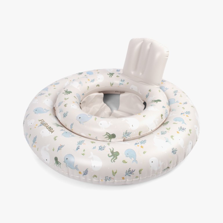 Lys beige oppblåsbar babyflåte med hvaler og blekksprutmønster og ryggstøtte, forfra.