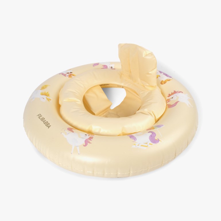 En lysegul oppblåsbar babybadering med enhjørningsmønster, med indre ring og ryggstøtte.