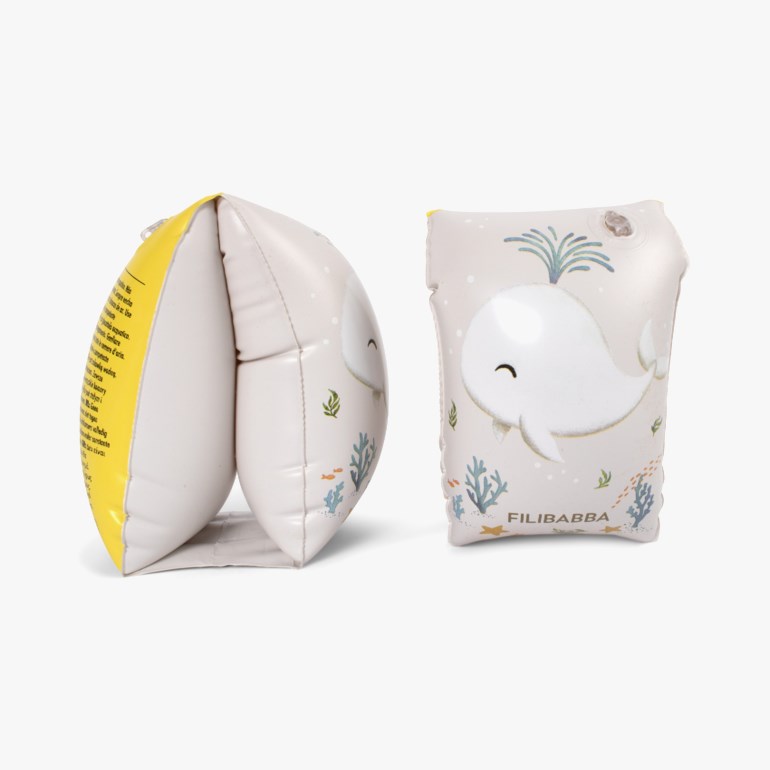 To beige armringer for barn med hvithval- og korallmønster, den ene oppblåst forfra.