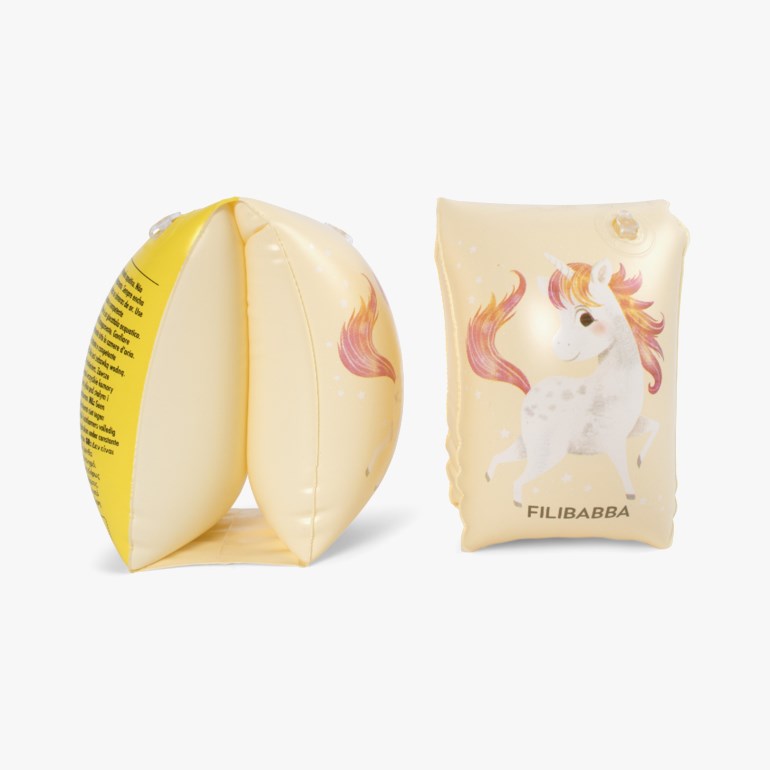 Kremfargede oppblåsbare barne-armringer med enhjørningsmotiv og FILIBABBA-tekst, en foldet.