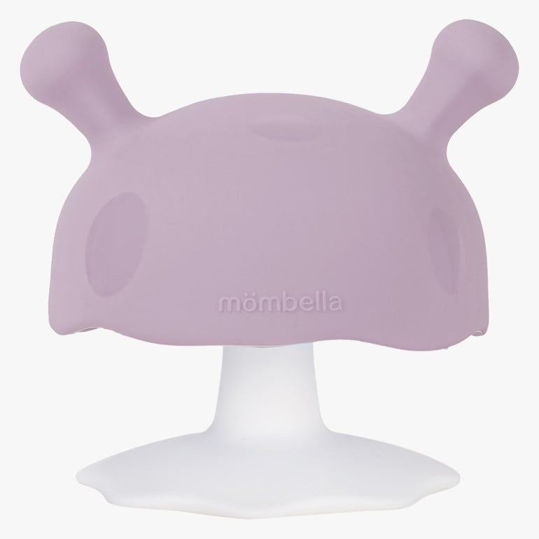 En lilla og hvit soppformet silikonbitering for baby med sugekoppbase, forfra.