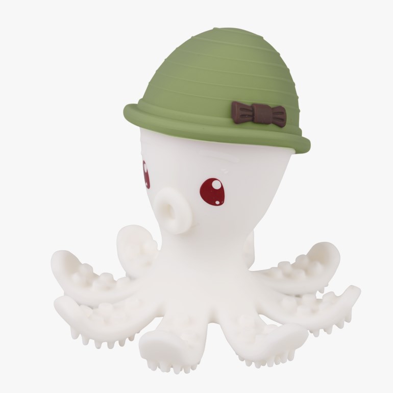 Hvit blekksprut bitering med røde øyne og teksturerte tentakler, iført en rillet grønn hatt med brun sløyfe.