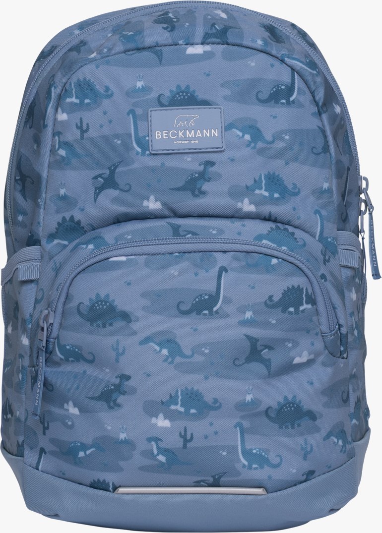Frontvisning av lyseblå barneryggsekk med blå dinosaurmønster, en frontlomme og glidelåser.