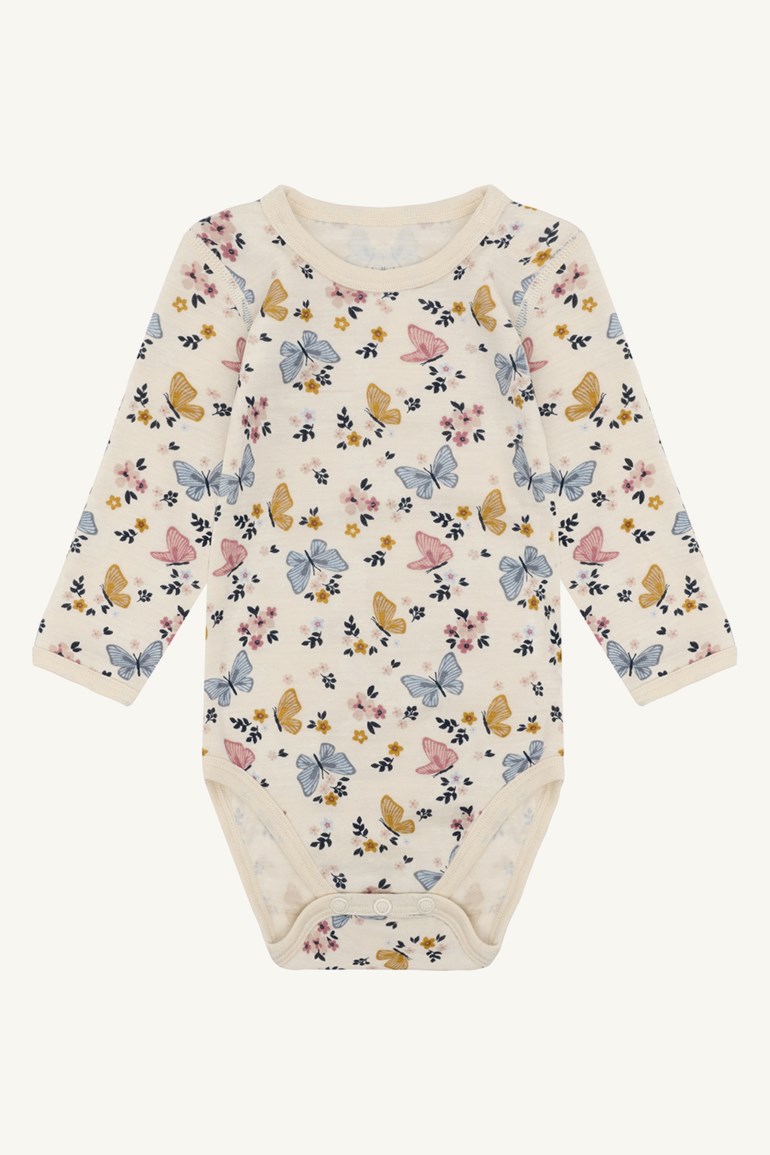 En kremhvit langermet babybody med flerfarget sommerfugl- og blomstermønster, med trykknapper.