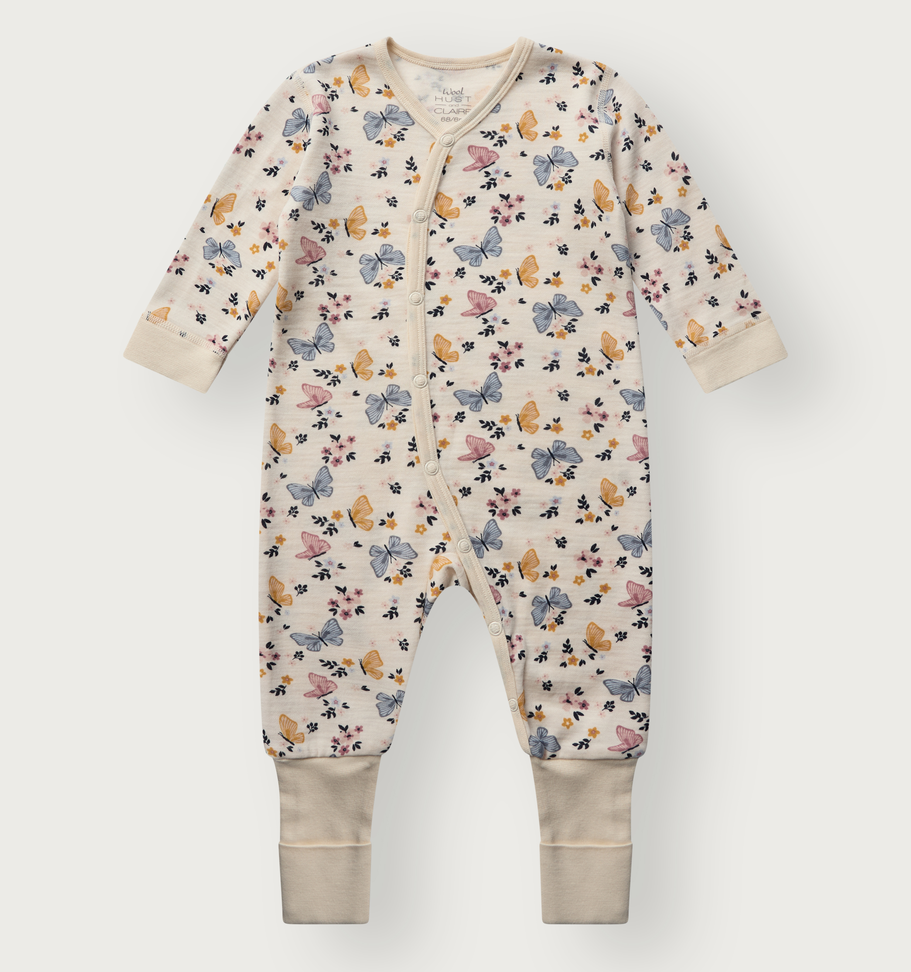En baby sparkedress i kremhvit med lange ermer, trykknapper og et fargerikt sommerfugl- og blomstermønster.