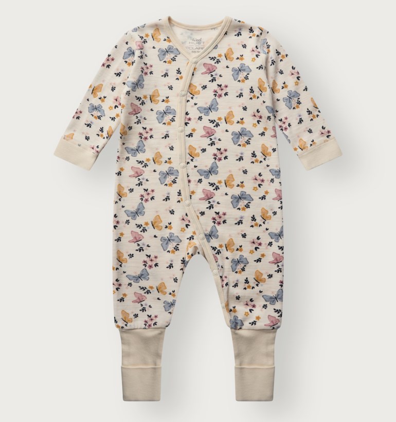 En baby sparkedress i kremhvit med lange ermer, trykknapper og et fargerikt sommerfugl- og blomstermønster.