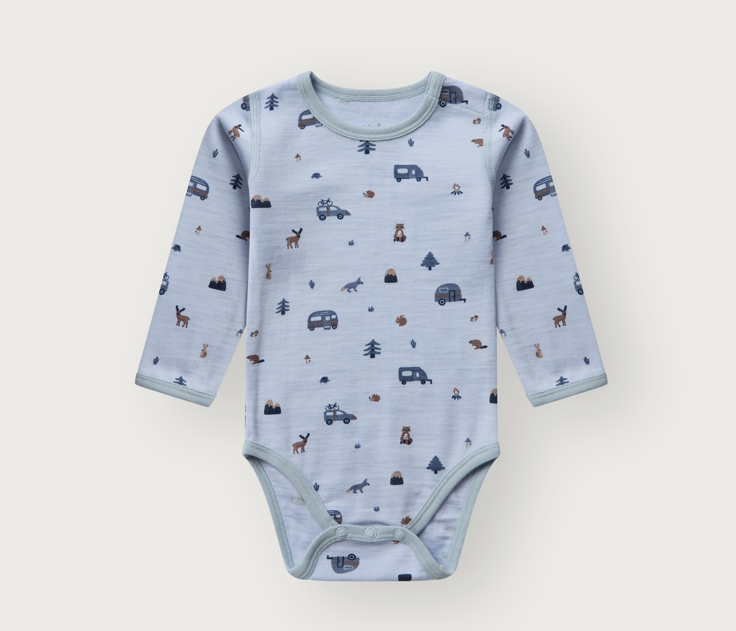 Baby langermet lyseblå body med heldekkende trykk av utendørskjøretøy og dyr, forfra.