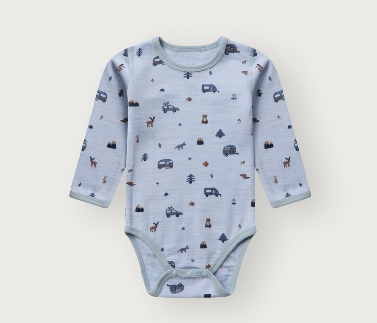 Baby langermet lyseblå body med heldekkende trykk av utendørskjøretøy og dyr, forfra.