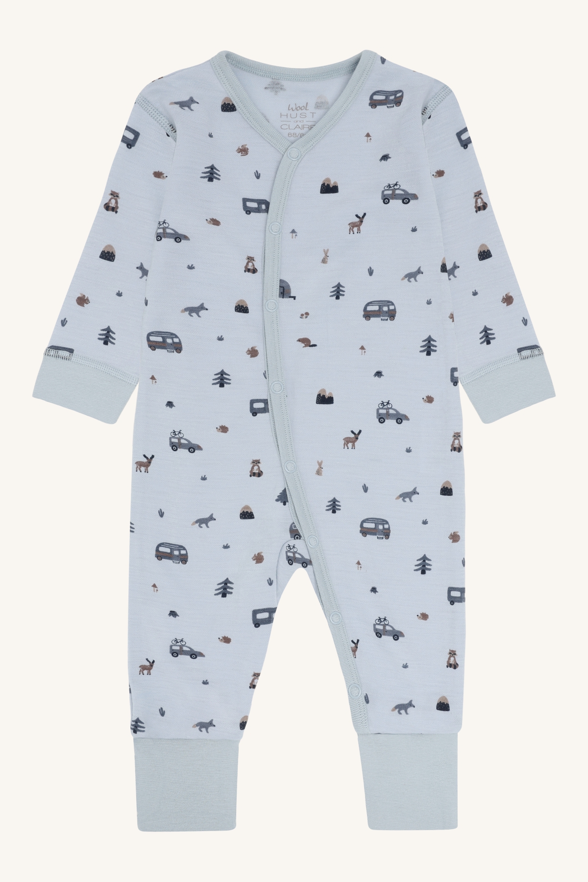 Forfra, lyseblå mønstret langermet baby sparkedress med trykknapper.