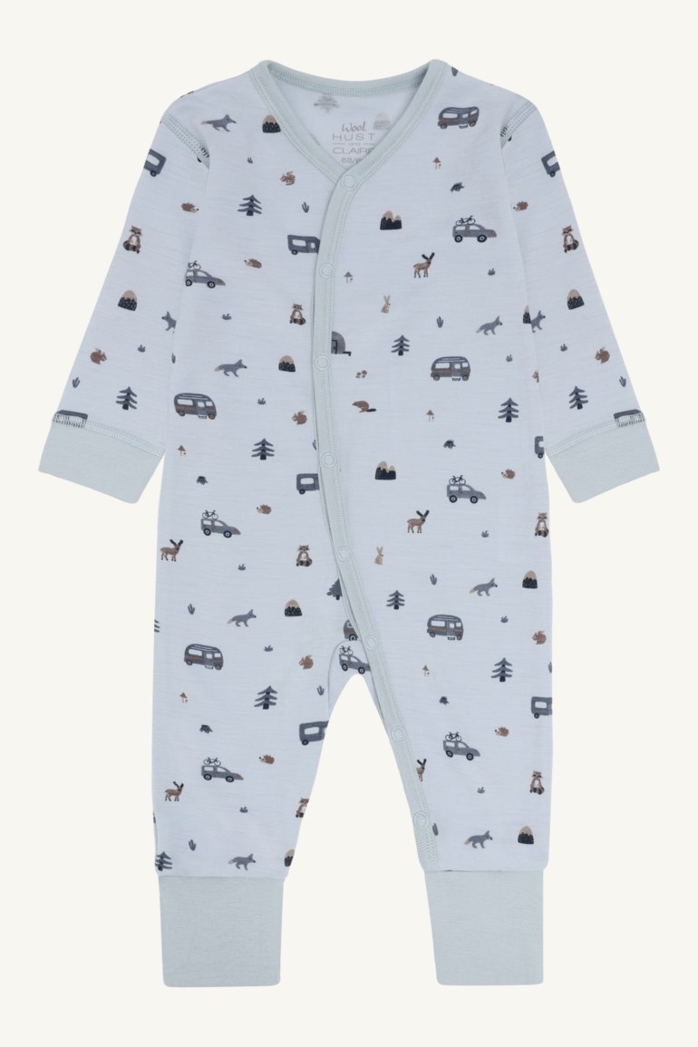 Forfra, lyseblå mønstret langermet baby sparkedress med trykknapper.