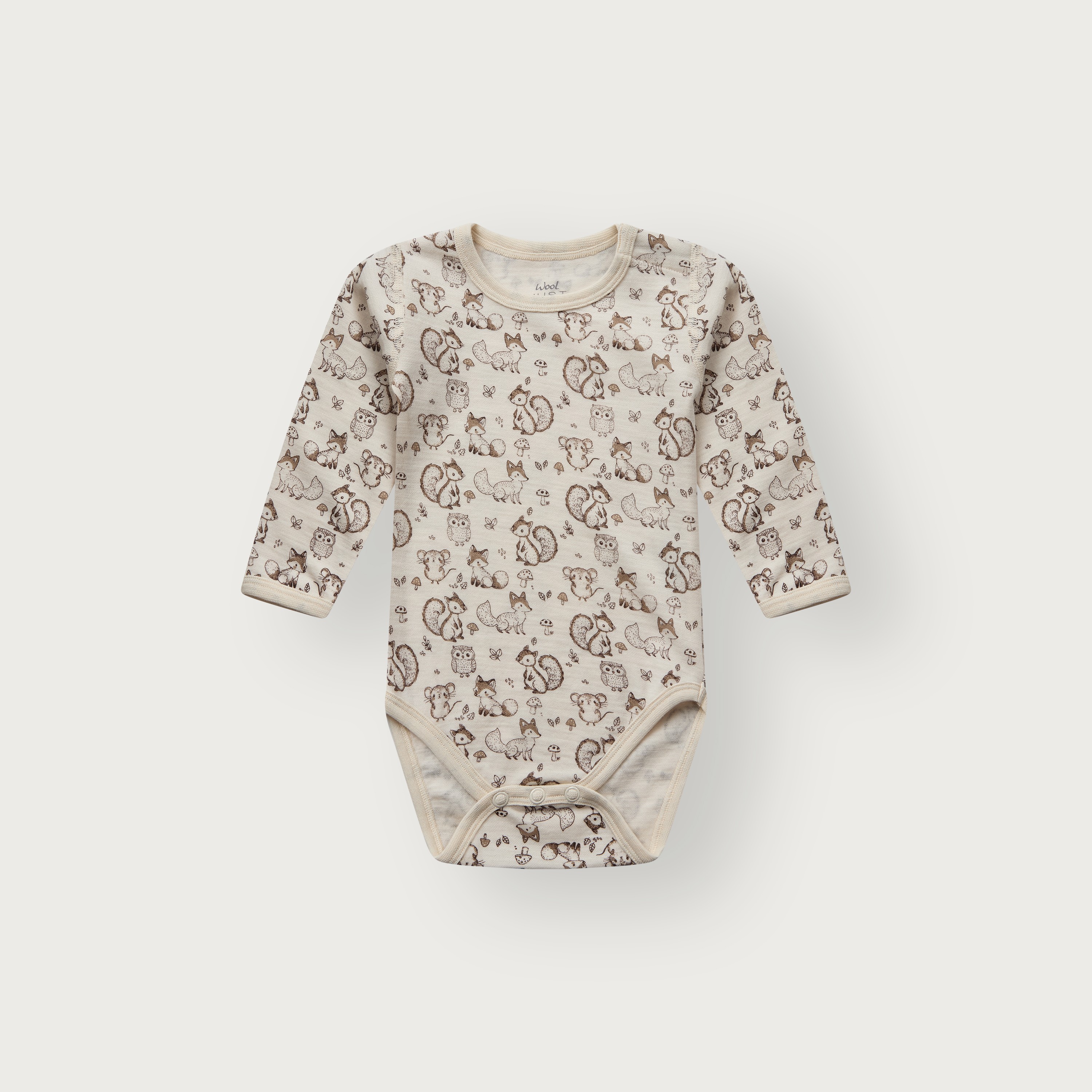 Babylangermet lys beige body med brunt mønster av skogsdyr og sopp, forfra.
