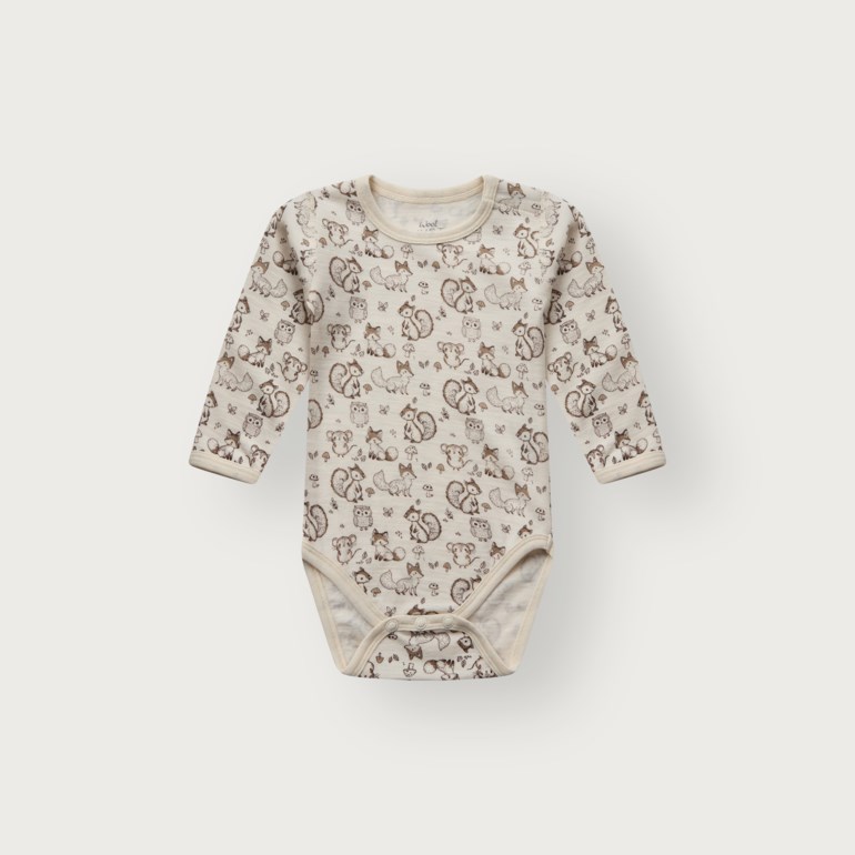 Babylangermet lys beige body med brunt mønster av skogsdyr og sopp, forfra.