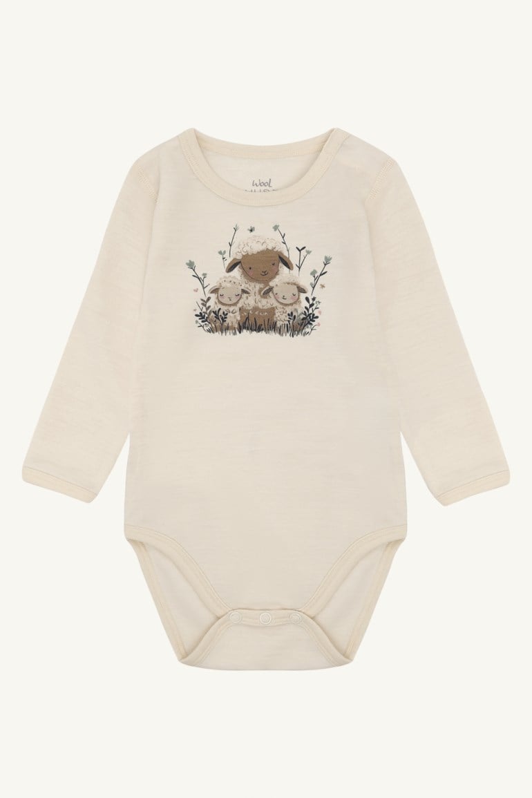 Kremfarget langermet babybody med trykk av sauemor og to lam, samt trykknapper.