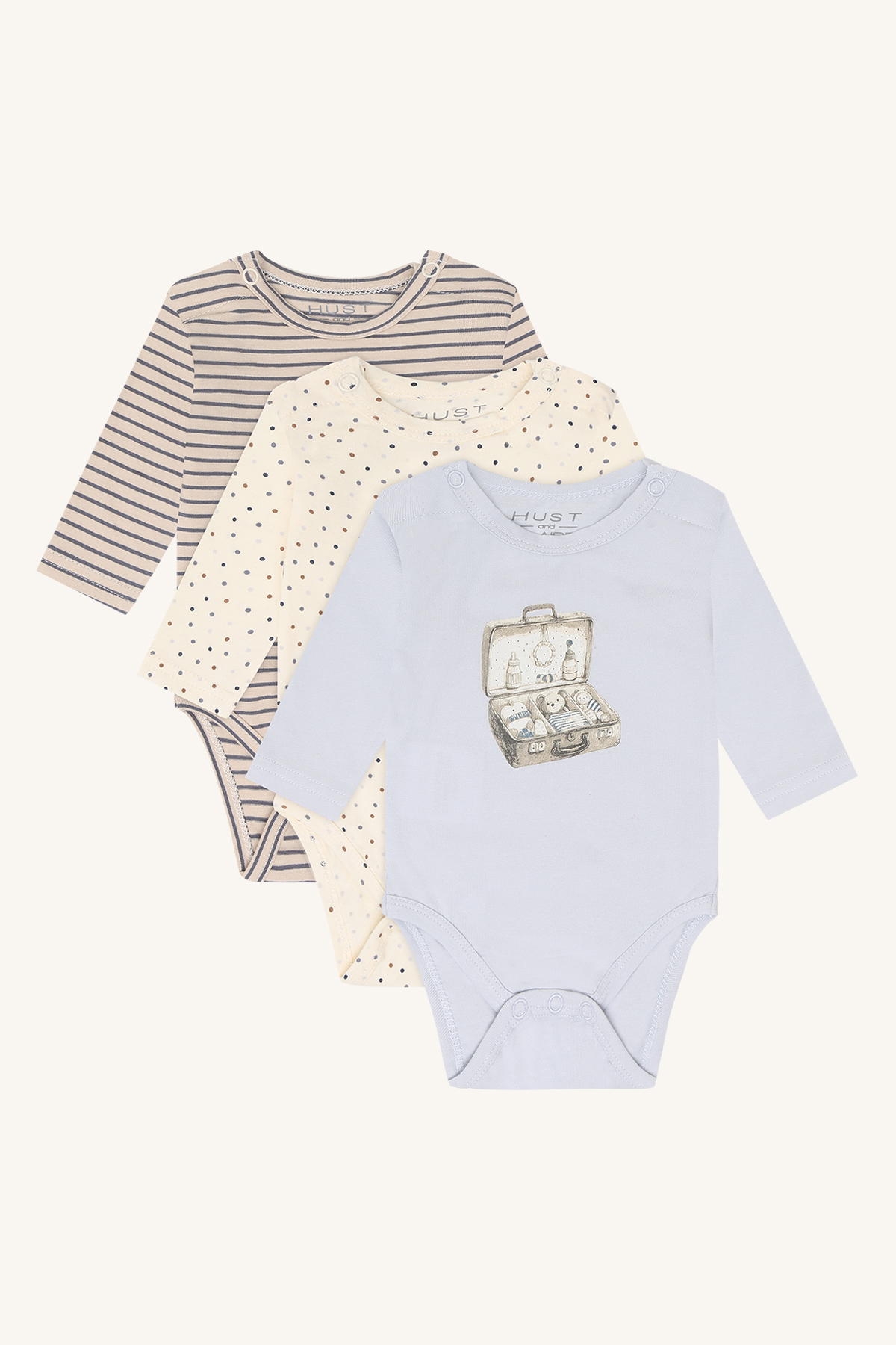 Lyseblå langermet babybody med kofferttrykk, en kremfarget prikkete og en lys beige stripete langermet babybody.
