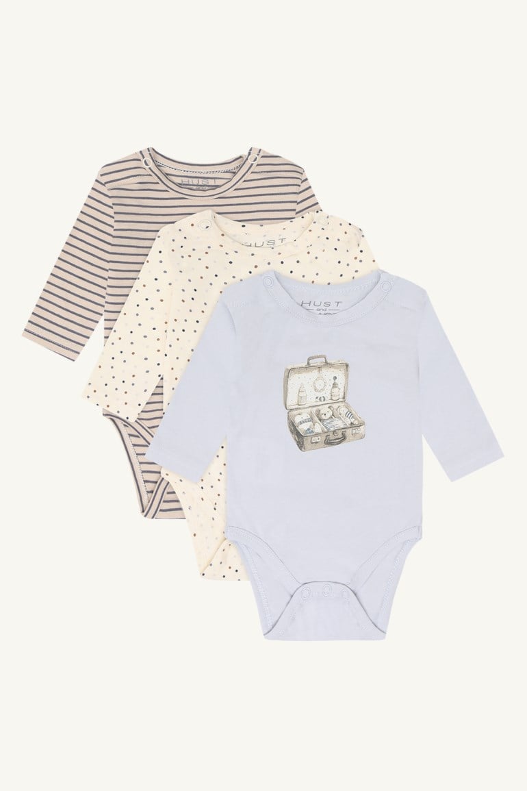 Lyseblå langermet babybody med kofferttrykk, en kremfarget prikkete og en lys beige stripete langermet babybody.