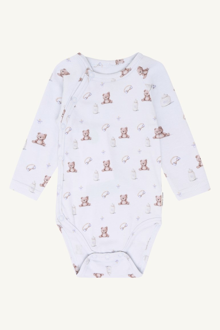 Hvit babyomslagssbody med lange ermer og trykk av bamser og tåteflasker, med trykknapper.